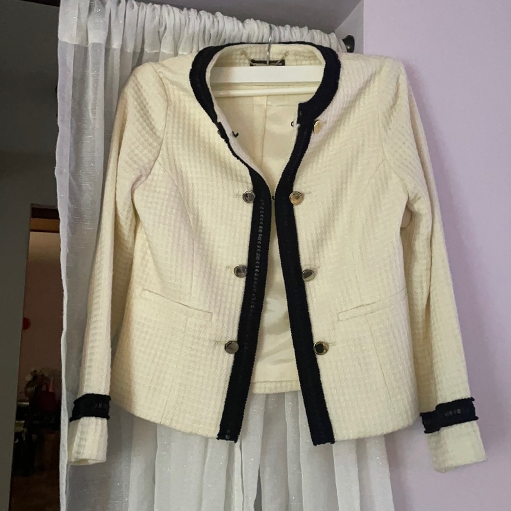Women’s jacket size 4 in winter white with black piping by Adrienne Vittadini